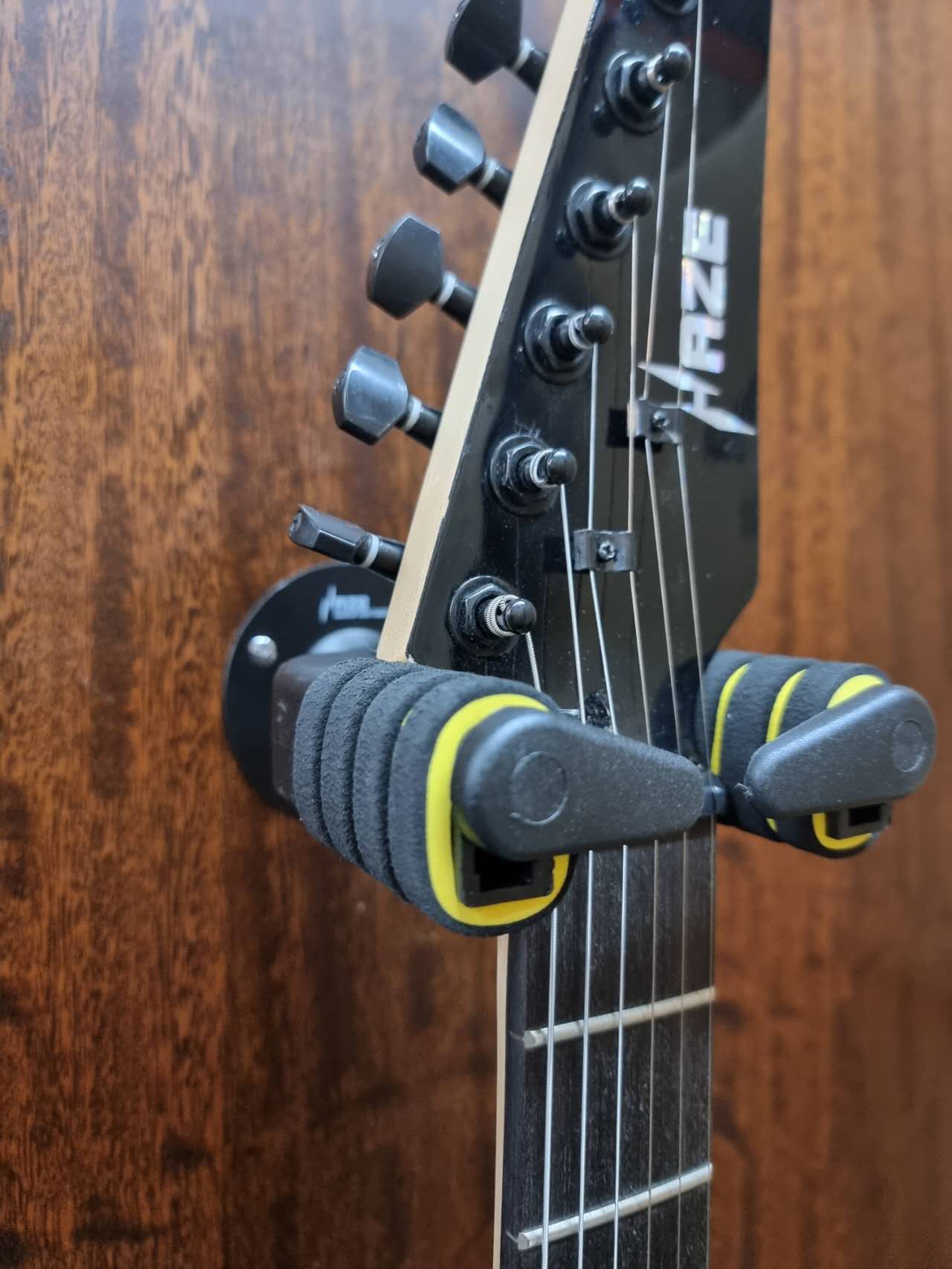 Locking guitar deals wall mount