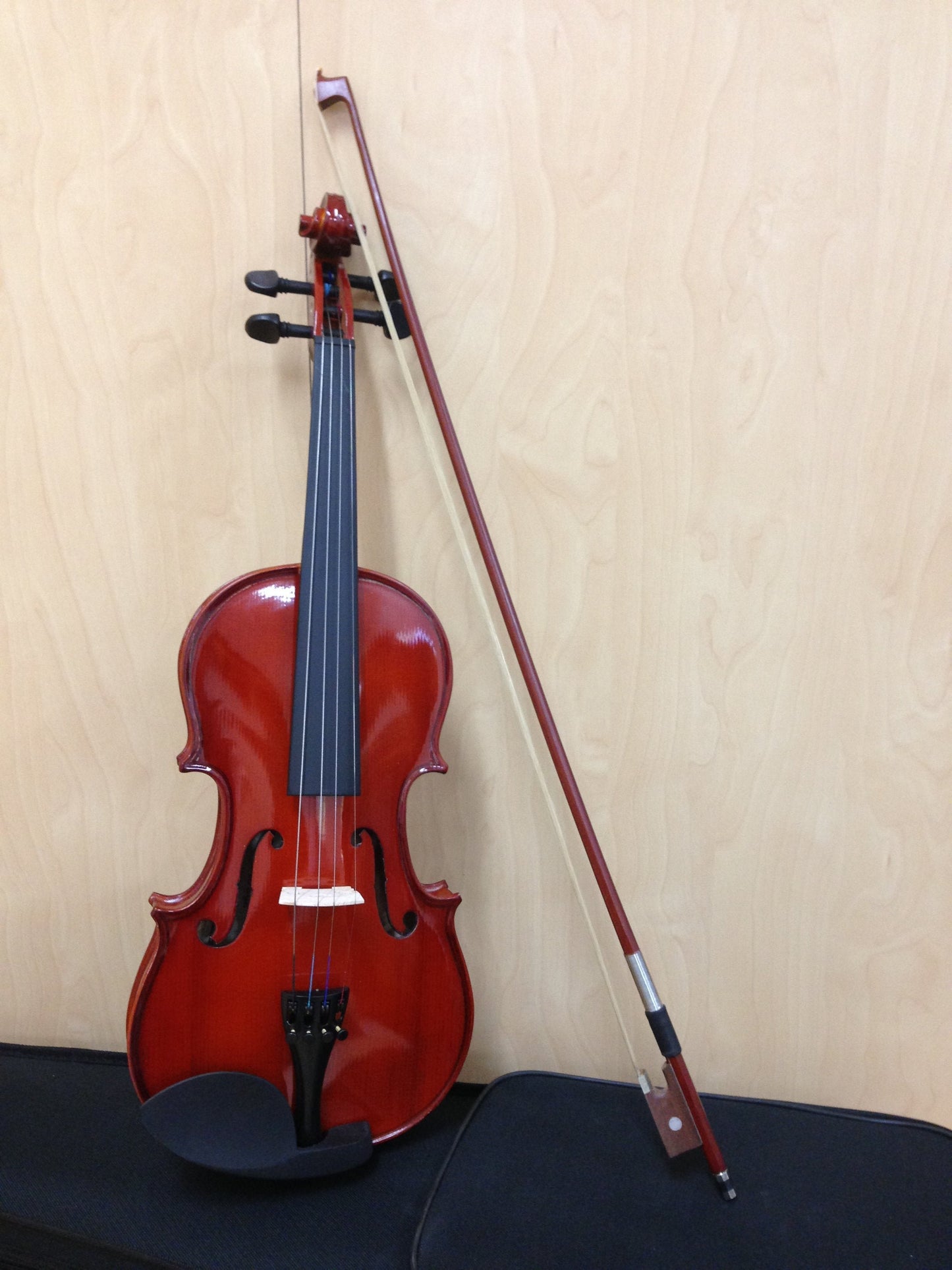 Caraya MV001 1/16-4/4 size Violin outfit w/Extra strings, Foam Hard Case, Bow, Rosin